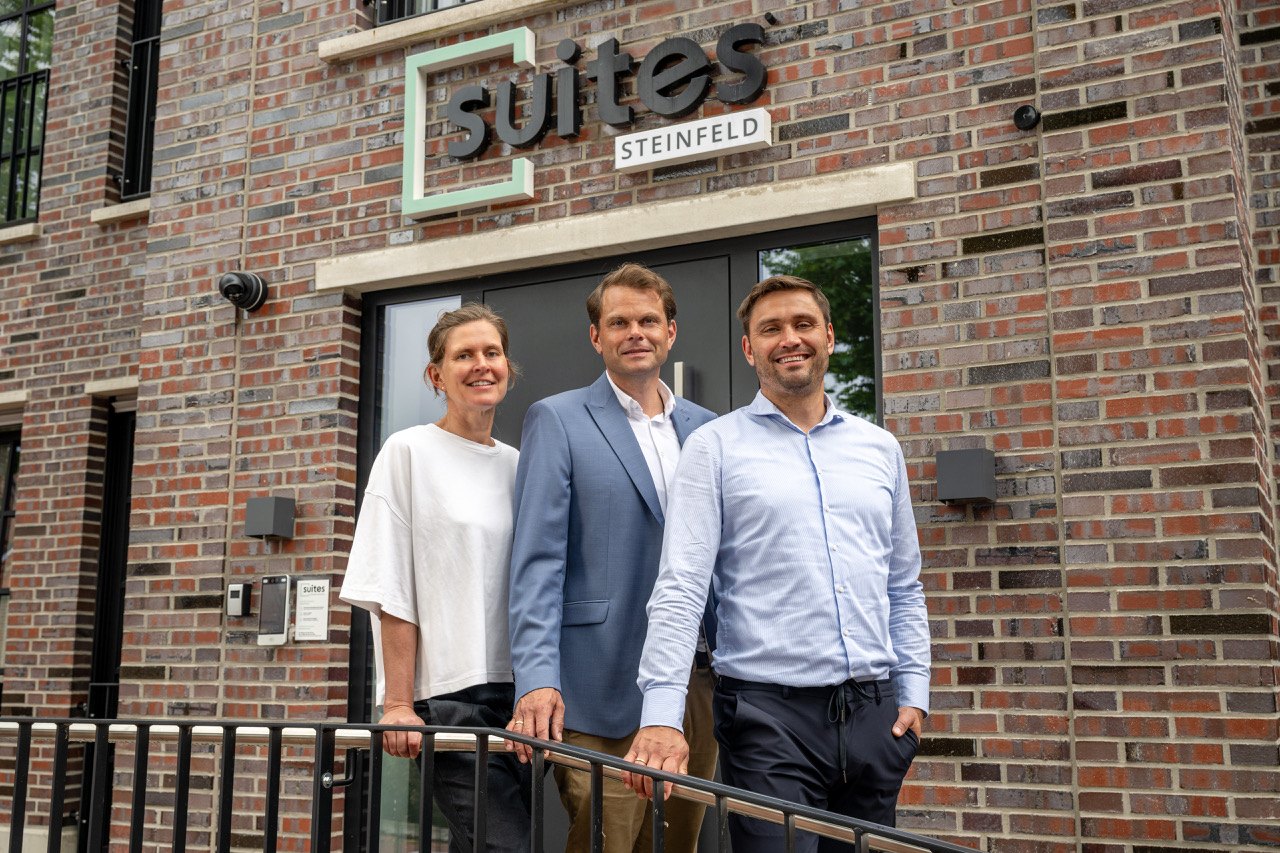 Das Team der JPS Group vor dem SUITES-Haus in Steinfeld