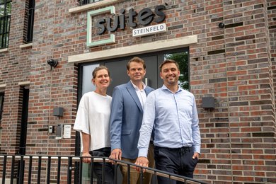 Das Team der JPS Group vor dem SUITES-Haus in Steinfeld
